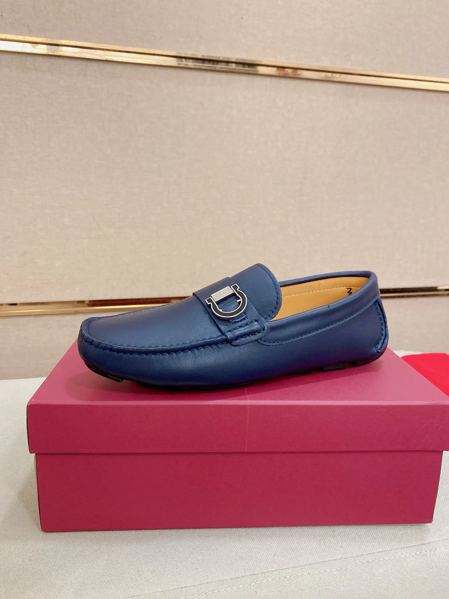 Men's shoes💰: 540💰High-end quality! Ferragamo🆕🆕Exclusive hot-selling products in stock🔥🔥New products on the shelves, high-quality Ferragamo men's pea shoes, high-end casual driving shoes, with complete packaging! 💪 💪 Material: imported first-layer pebbled cowhide 🐂 + imported high-quality water-dyed cowhide lining + wear-resistant outsole 👍🏻👍🏻 Features: high-end and comfortable, purely handmade 🚀 🚀 Create the perfect shoe that suits you best 🔥 🔥 Size: (38-44) 45 standard size can be customized!